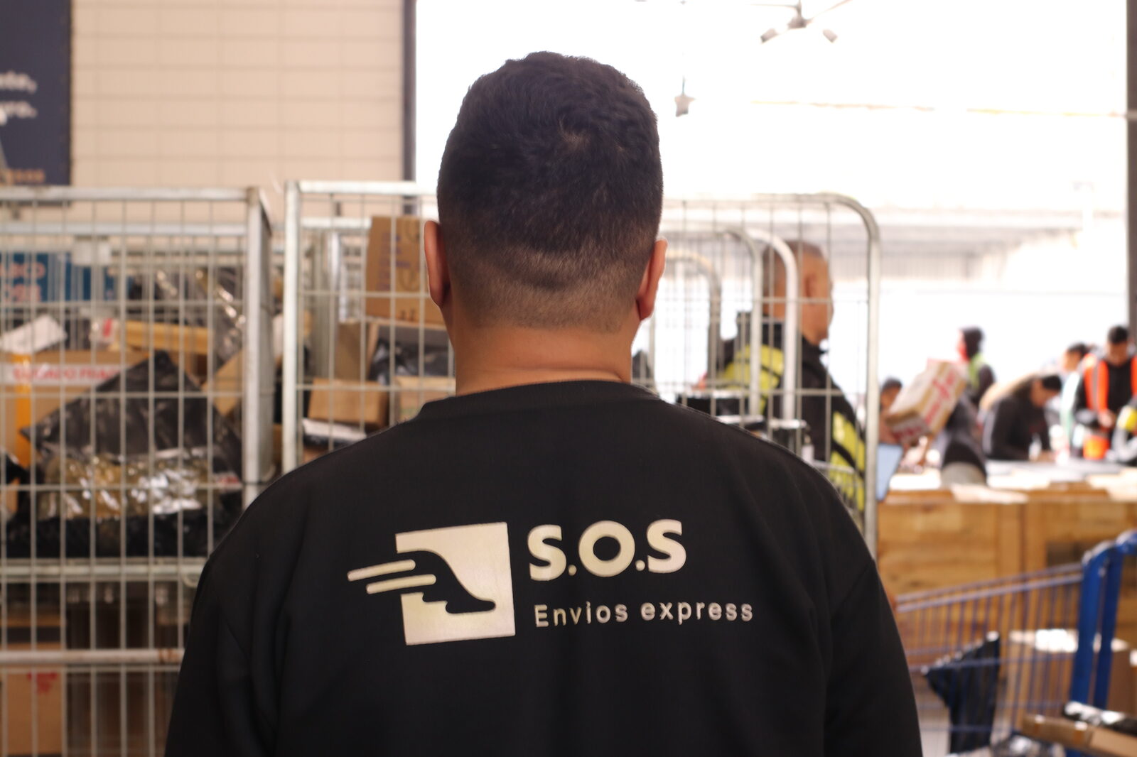 Equipe da SOS Envios Express no centro de distribuição