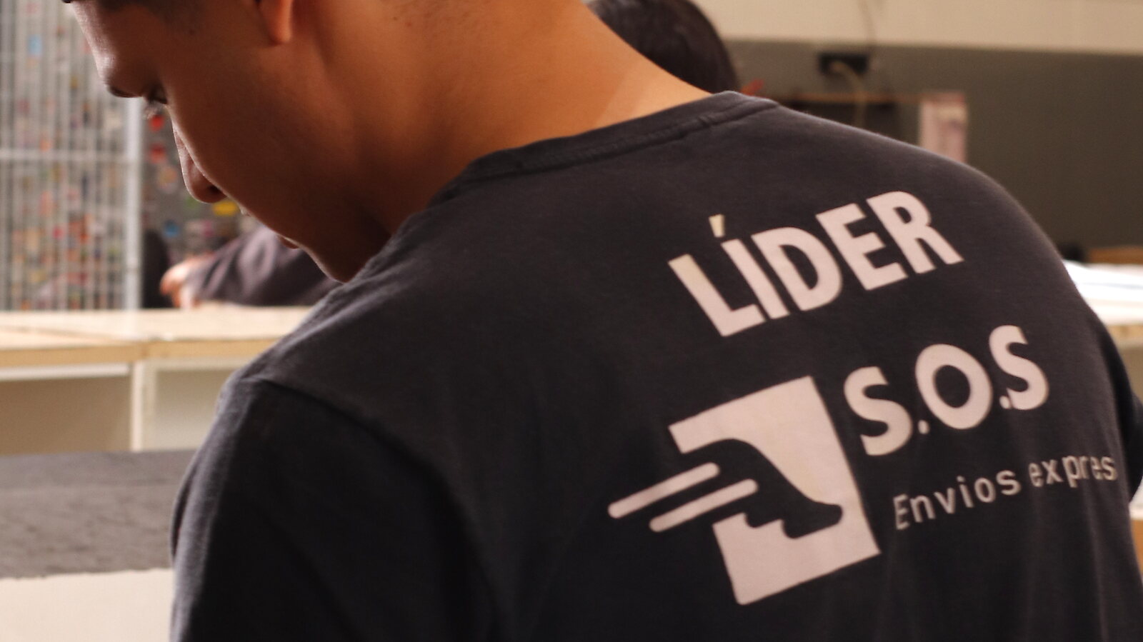 Motorista da SOS carregando encomendas na frota urbana